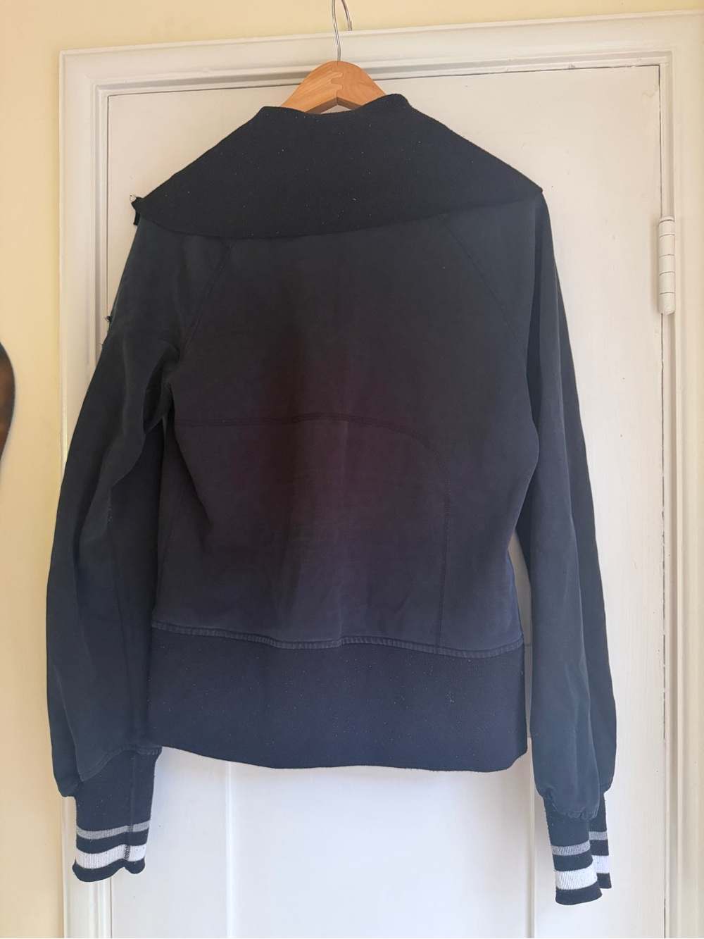 lululemon athletica woman’s Black and white Full-Zip Sweatshirt - Picture 2 of 4